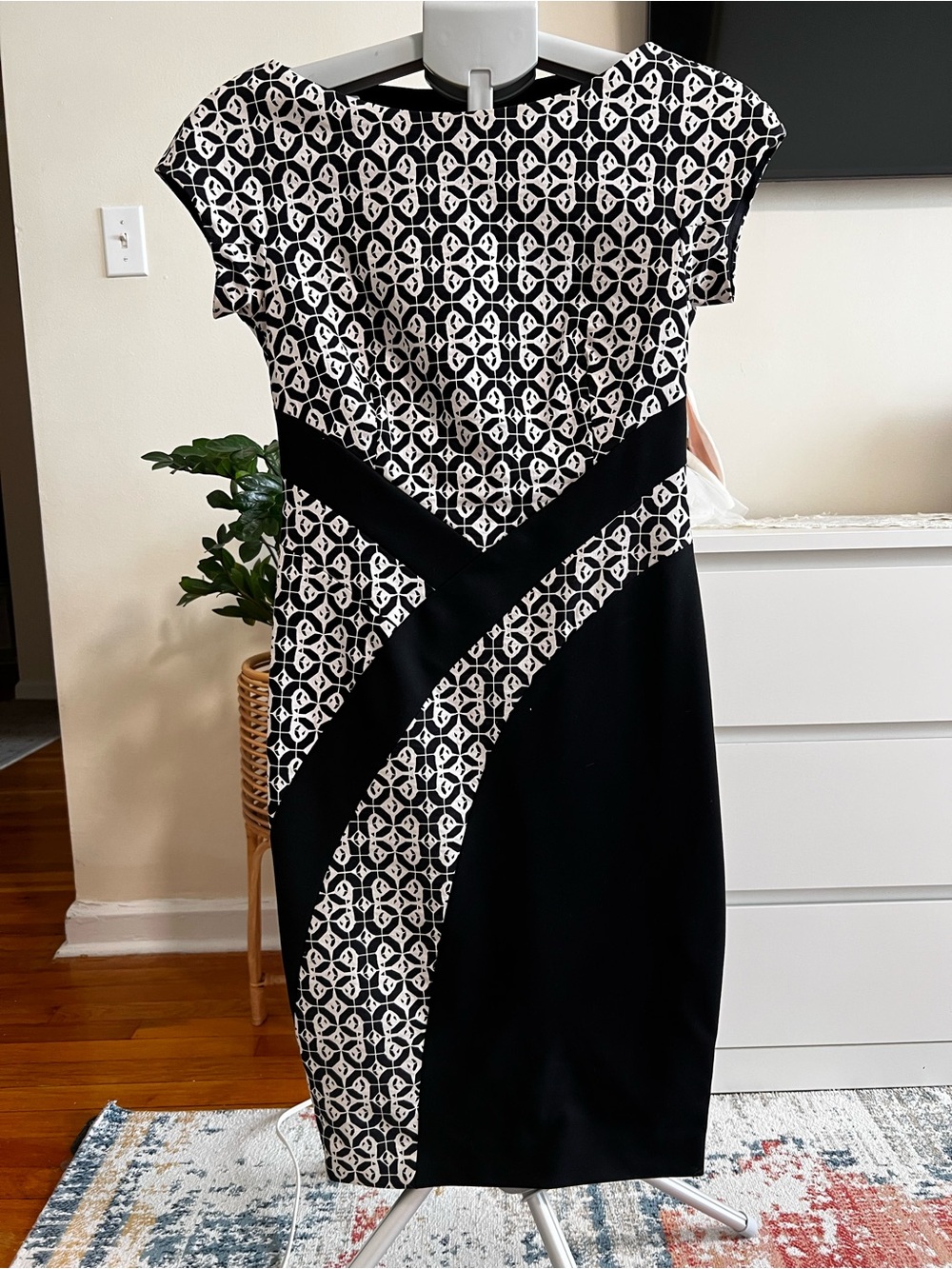Escada Black and White Geometric Cap-Sleeve Sheath Dress
